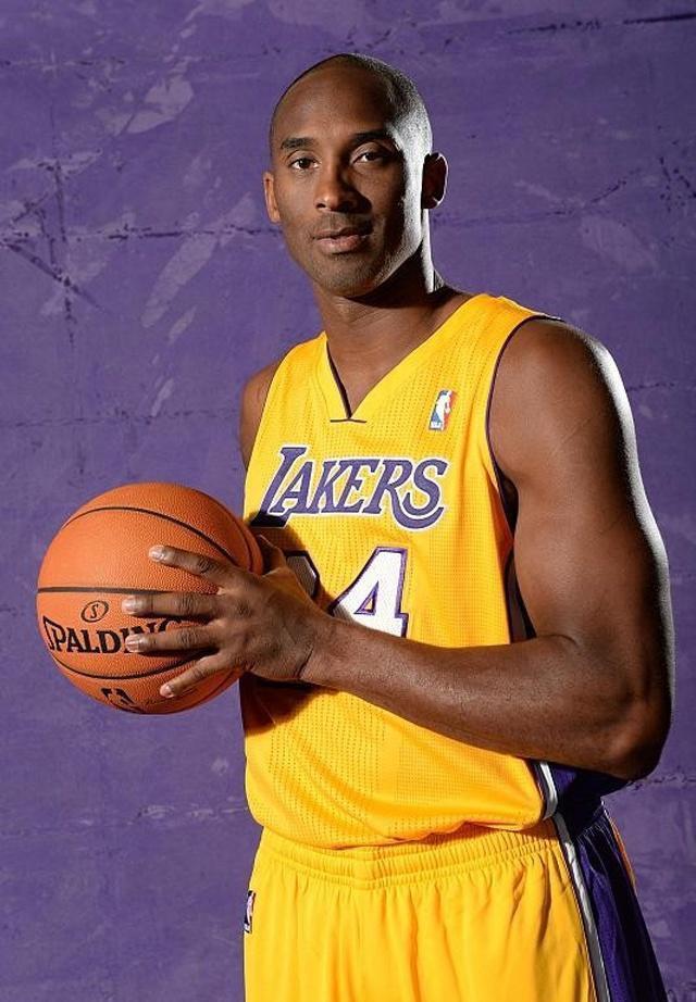 媒体人：杯赛的地板问题太大了，换地板无望应该撕掉所有地贴（媒体人称杯赛地板问题严重，更换无望应全部撕掉地贴）