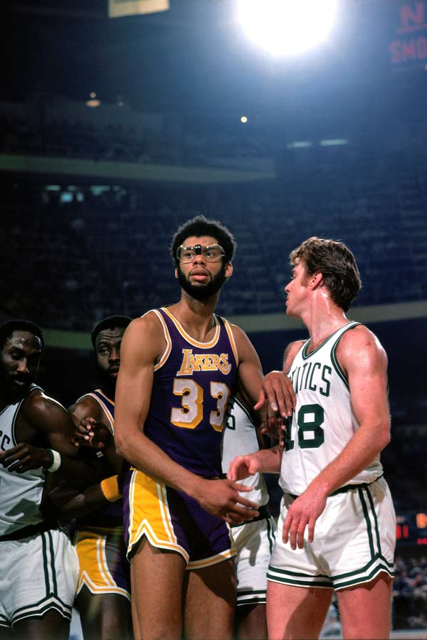 中超末轮前瞻：上海双雄冲击冠军，海牛、梅州争保级最后席位（中超收官战前瞻：上海双雄冲冠，海牛与梅州抢保级最后名额）