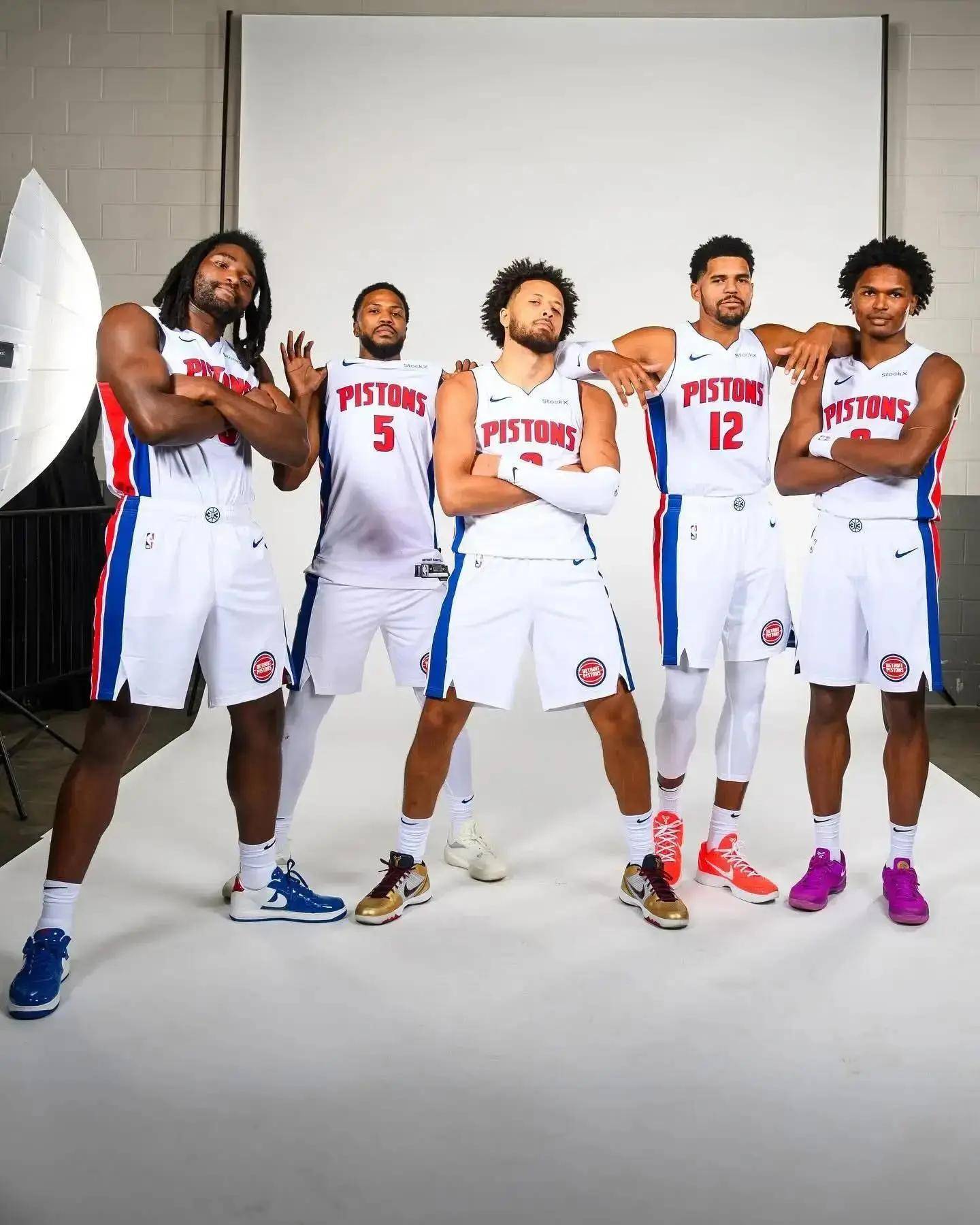 曼联2弃将左右意甲冠军，4500万前锋梅开二度，那不勒斯5连胜登顶（前曼联双将搅动意甲争冠，4500万锋霸梅开二度，那不勒斯豪取五连胜登顶）