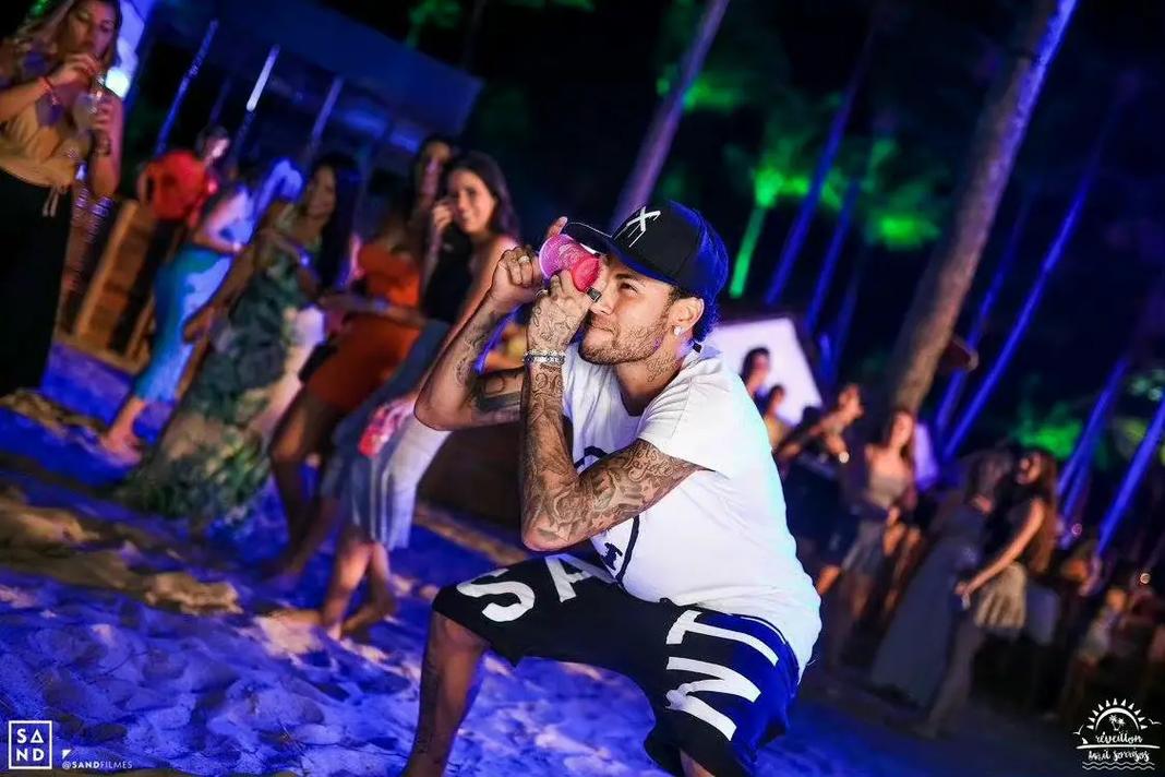 下半场轰21分难救主！特雷·杨16中8拿下30分2板6助1断（下半场狂砍21分仍难挽败局！特雷-杨16投8中拿下30分2篮板6助攻1抢断）