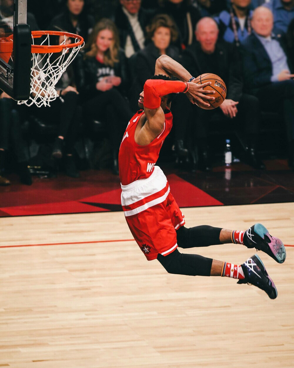 身手全能！罗威中投命中 6分钟时间2中2贡献4分4板2助（高效全能！罗威6分钟中投2投全中，贡献4分4板2助攻）