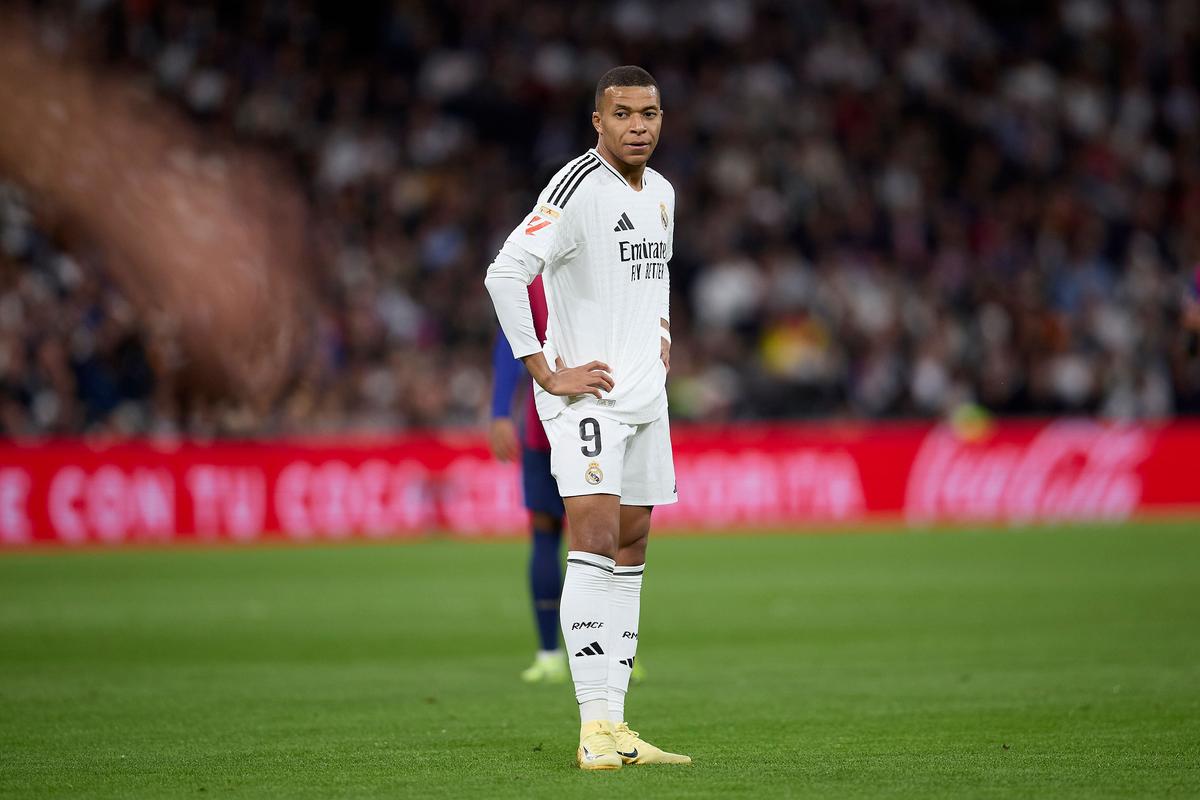 张本智和遇窘境：张本兄妹被国乒重创，夹在日本和中国球迷间受气（张本智和陷困局：兄妹遭国乒重击，夹在中日球迷之间饱受压力）