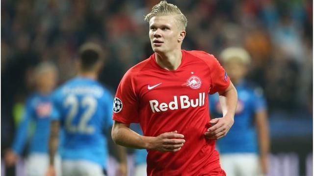 心念老东家！奥斯卡社媒晒照观看海港vs柔佛亚冠比赛（奥斯卡社媒打卡：关注海港对阵柔佛的亚冠之战）