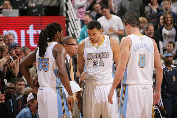 湖人队再现昔日辉煌，狂抢24个前场板创佳绩（湖人再现辉煌，豪夺24个前场篮板缔造佳绩）