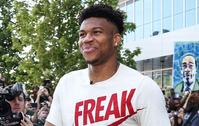 科尔：追梦回更衣室后其他球员打得非常好 我为这支球队感到骄傲（科尔赞队友：追梦退场后集体爆发，我为球队骄傲）