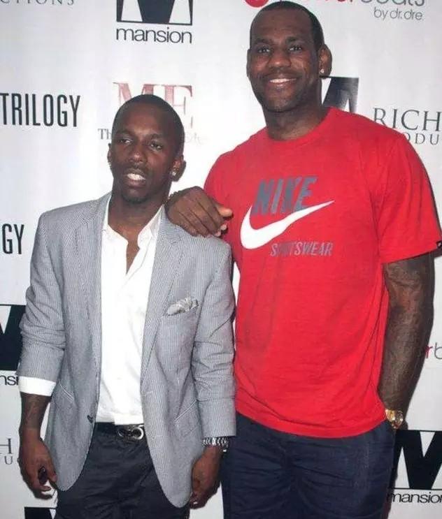 经纪人：若有球队有意圣地亚哥很正常，但他没离开米兰的想法（经纪人：有球队青睐圣地亚哥很正常，但他不打算离开米兰）