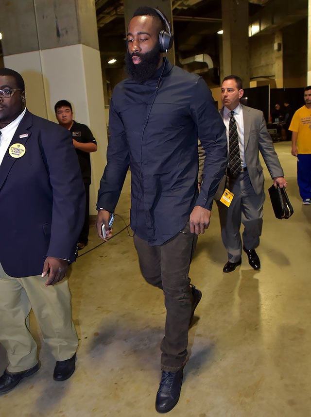 队报：奥纳西的俱乐部生涯不顺，不过却是摩洛哥不可或缺的球员（队报：俱乐部境遇不佳，奥纳西仍是摩洛哥阵中的关键人物）