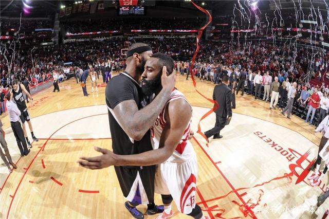 港队主场战新加坡，新加坡球员伤退时担架工作人员忍不住庆祝（港队主场迎战新加坡，新加坡球员伤退之际担架员忍不住欢呼）