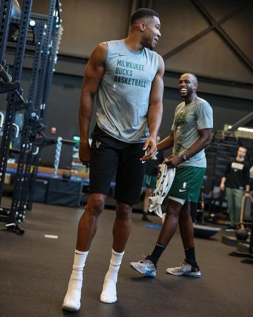 日媒：J2甲府风林45岁后卫山本英臣出轨球队死忠球迷妻子（日媒称：J2甲府风林45岁后卫山本英臣被指与球队铁粉之妻关系不当）