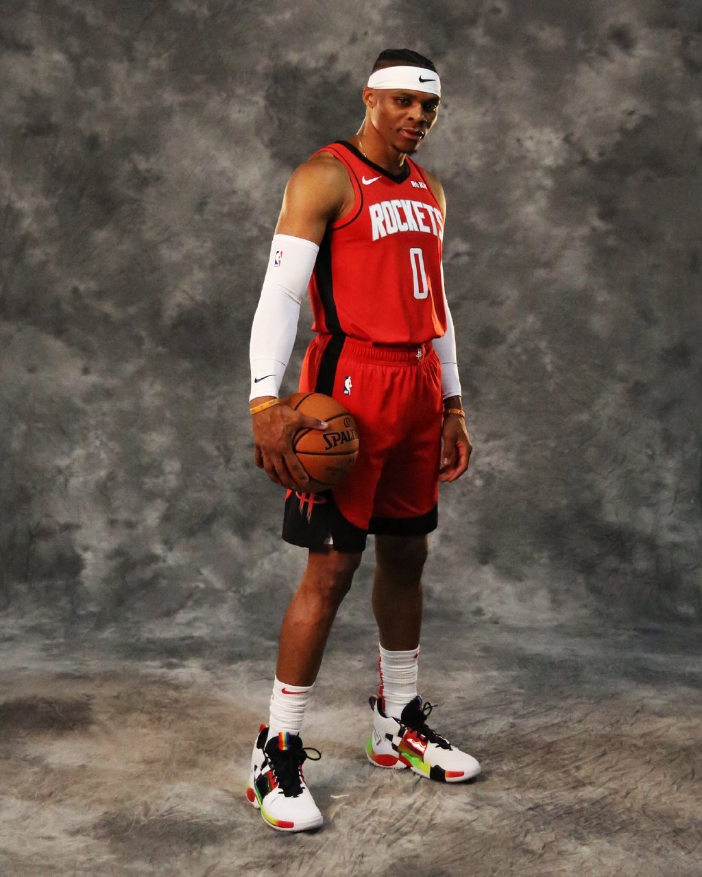 意大利赛车手罗西回忆马拉多纳：我曾单膝跪地亲吻他的左脚（意大利车手罗西忆马拉多纳：曾单膝跪地吻过他的左脚）