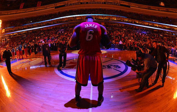 歌名应景，著名歌唱家波切利在世界杯抽签仪式演唱《今夜无人入眠》（世界杯抽签仪式上，波切利献唱《今夜无人入眠》，歌名恰到好处）