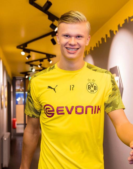 巴萨官方：拉菲尼亚继续进行个人训练，处在康复的最后阶段（巴萨通报：拉菲尼亚继续单独训练，康复进入收尾阶段）