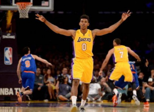 14场0球！全队最低分！皇马1.5亿巨星已59天没进球 向对手竖3手指（59天颗粒无收！14战零进球+队内最低分，皇马1.5亿巨星当面对手比出三指）