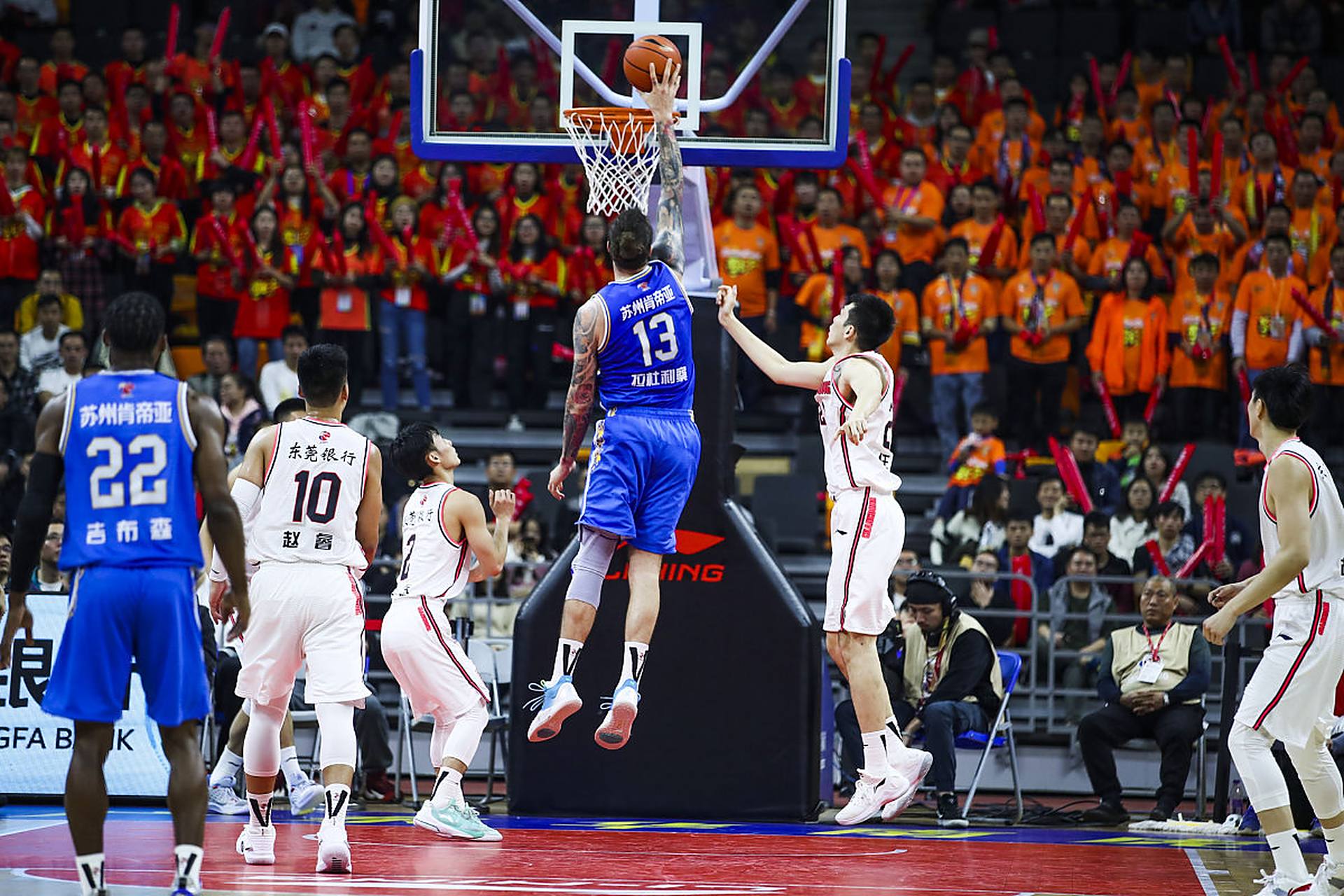 阿里纳斯：巴特勒如果这样打球 我会让他去打替补（阿里纳斯：巴特勒再这么打，我会让他坐板凳）