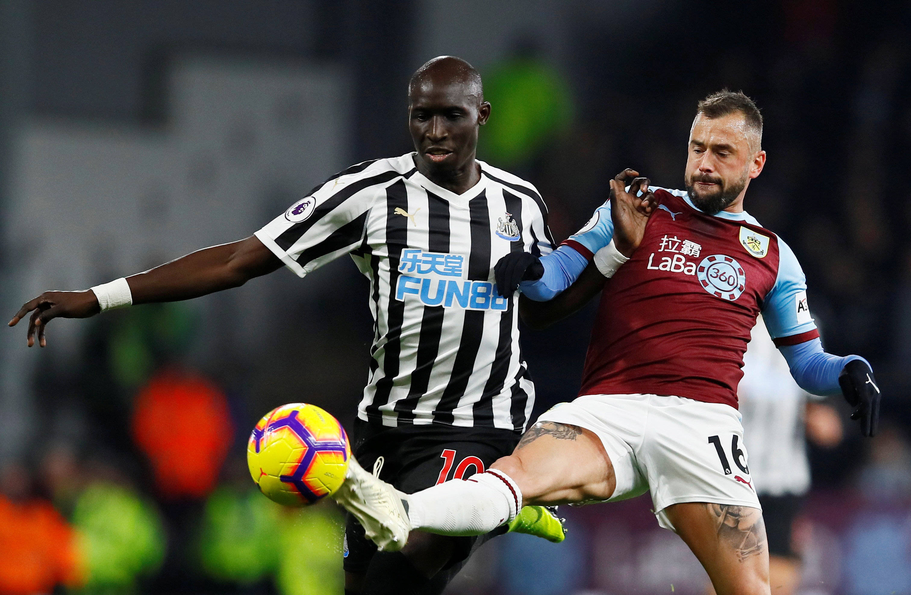 曼城豪取连胜继续领跑（曼城连战连捷稳居榜首）