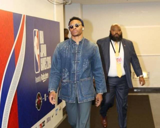 起伏太大！凤凰首节36分&第二节仅得12分，半场落后4分（凤凰状态过山车：首节36分、次节仅12分，半场落后4分）