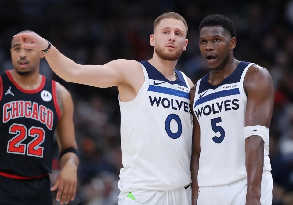 巴萨欧冠大名单：特狮回归，莱万、亚马尔、拉菲尼亚领衔锋线（巴萨出征欧冠名单：特尔施特根复出，莱万、亚马尔、拉菲尼亚坐镇前场）