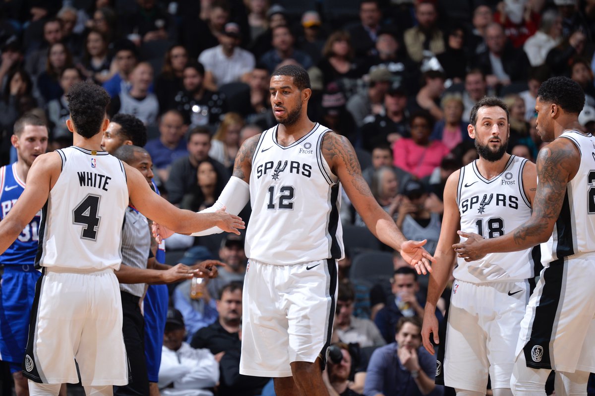 勇士战胜独行侠众生相：克莱与一众老队友寒暄 霍福德寄语弗拉格（勇士击败独行侠赛场群像：克莱与老队友热情互动，霍福德寄语弗拉格）